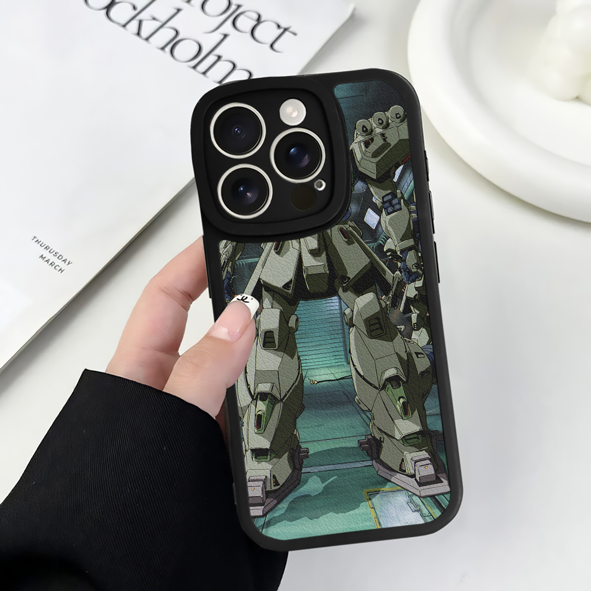 （画像用） 機動戦士ガンダム Mobile Suit Gundam 【iPhone 16シリーズ対応】シリコンスマホケース（レザー調） 材質：シリコン